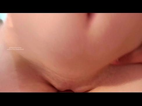 ❤️ Dormindo no quarto da minha irmã e foi assim que acordei ❤️ Porno duro em nós ☑