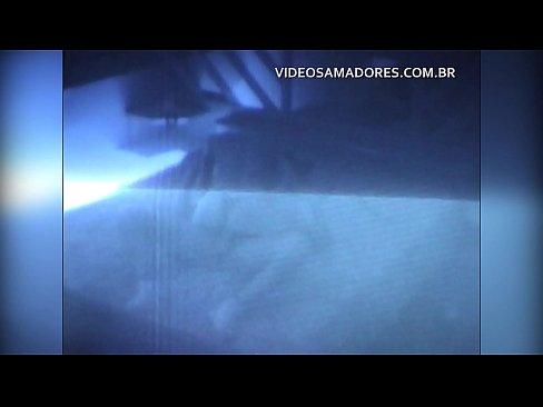 ❤️ Marido filma esposa fodendo o vizinho e descobre que ele é um cornudo ❤️ Porno duro em nós ☑