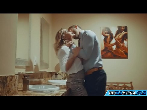❤️ Quando uma loira peituda o seduz em um banheiro público ❤️ Porno duro em nós ☑